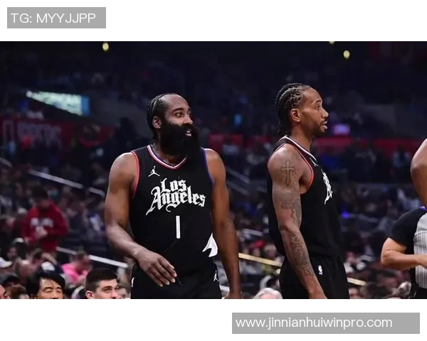 快船末节大胆尝试小卡搭配四替补阵容引发热议 快船末节大胆尝试小卡搭配四替补阵容引发热议